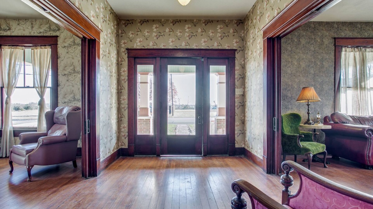 Wylie House | Gorgeous 20s Historic Mini Mansion. King & Queens. Downtown Strip.