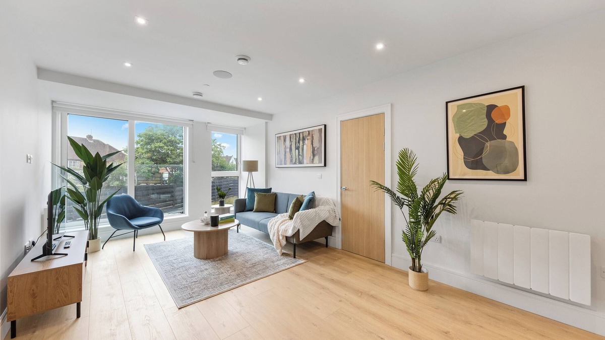 Coombe Hill Apartment | Gorgeous 2BR apartment in London + Parking, Gym, Cinema, Games Room, Workspace
