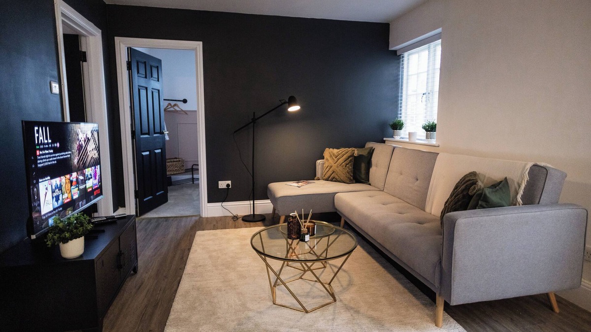 Yeovil Apartment | Gorgeous 3 Bed Central Modern Parking King Bed