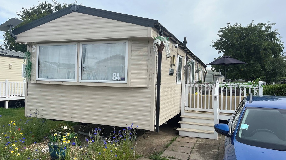 Grimsby House | Gorgeous 3-bedroom caravan in Humberston HAVEN SITE, passes not included!