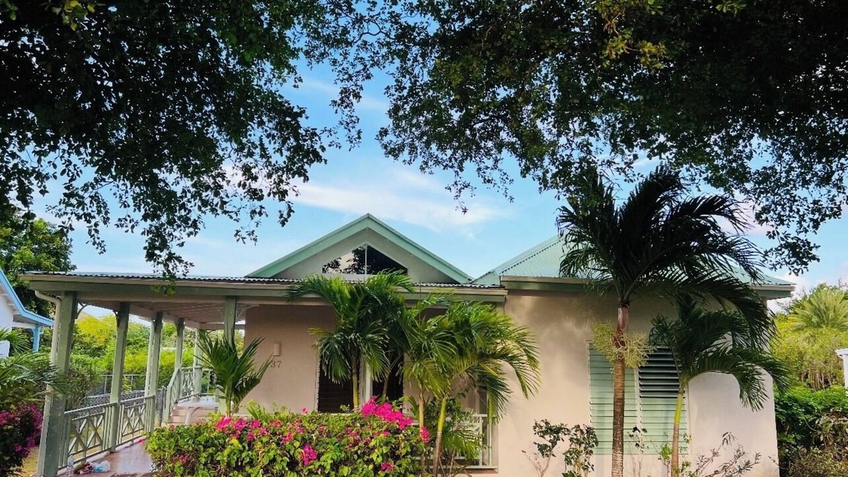 Saint John Parish House | Gorgeous 3-bedroom house with WiFi in Cedar Valley Springs, next to Golf Course