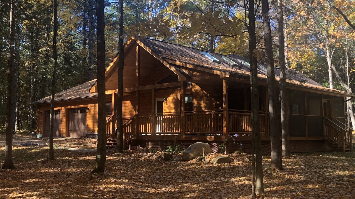 Plattsburgh Cabin | Gorgeous 3bd 3ba Log Home w/Sauna, Screened Porch, and Fire Pit