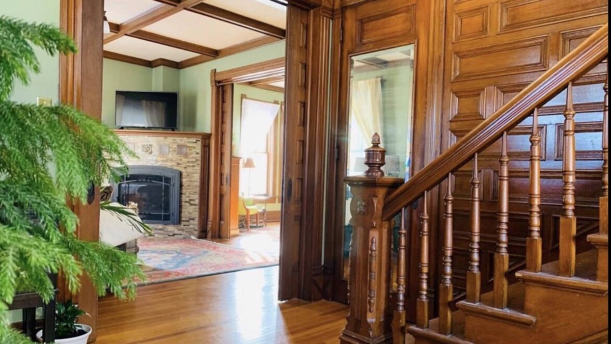 Everett House | Gorgeous 4-bd home w/ private patio/sitting porch