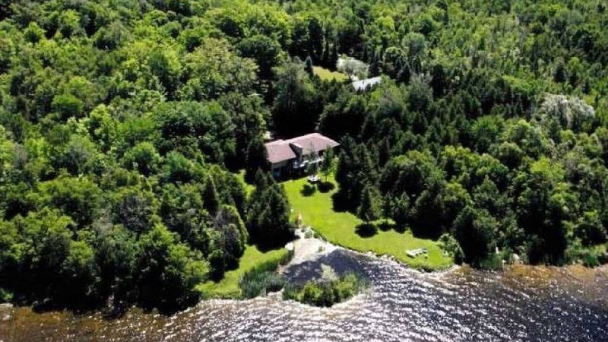 Gannon Village Cottage | Gorgeous 4 Bdm Cottage On Over 2 Acres Of Waterfront with Amazing Sunsets