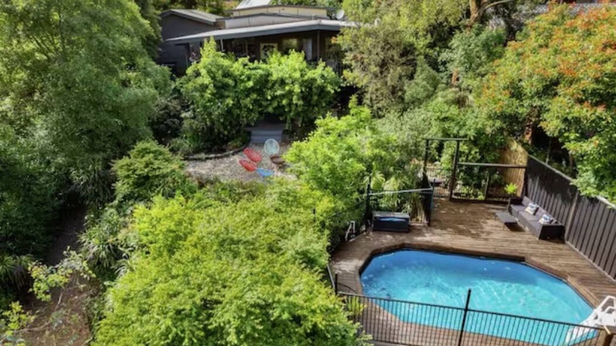 North Warrandyte House | Gorgeous 4 bdrm home w/pool, spa & billiards!