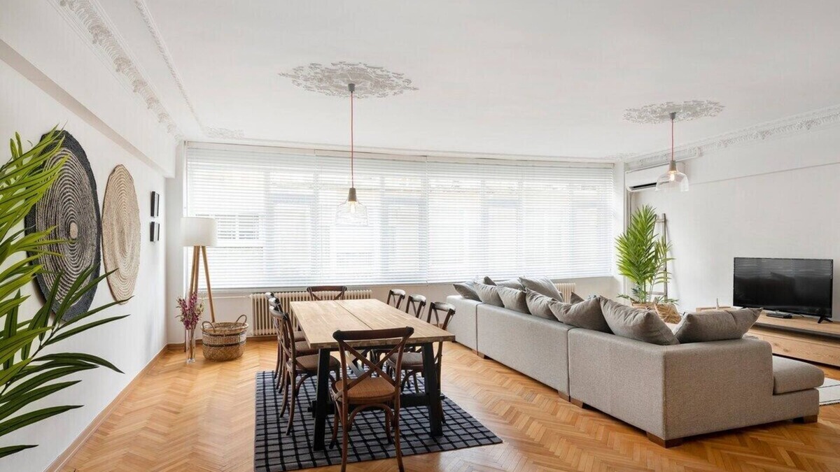 Bebek Apartment | Gorgeous 4 bed, 1.5 bathroom bright high ceiling home in the heart of Bebek