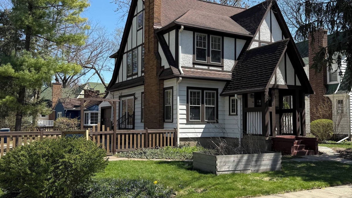 Lower Burns Park House | Gorgeous 4 bedroom house in Burns Park 10 min walk to the Big House!