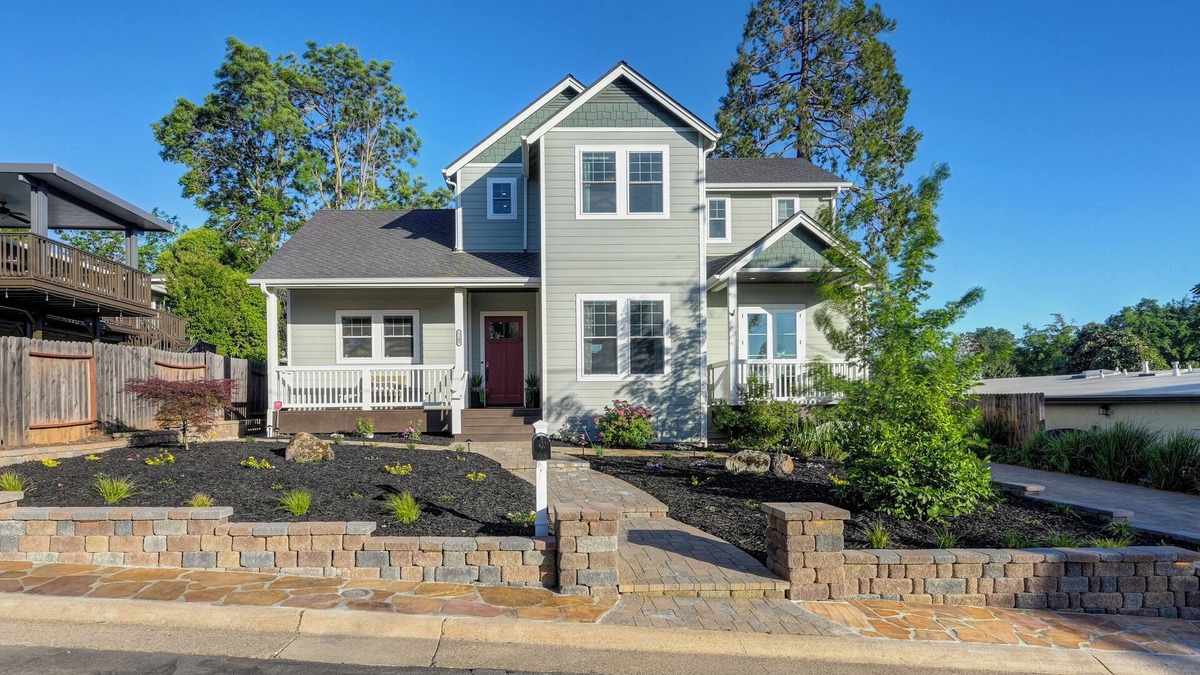 Folsom House | Gorgeous 4-bedroom house steps to Historic Folsom's Sutter Street & Lake Natoma