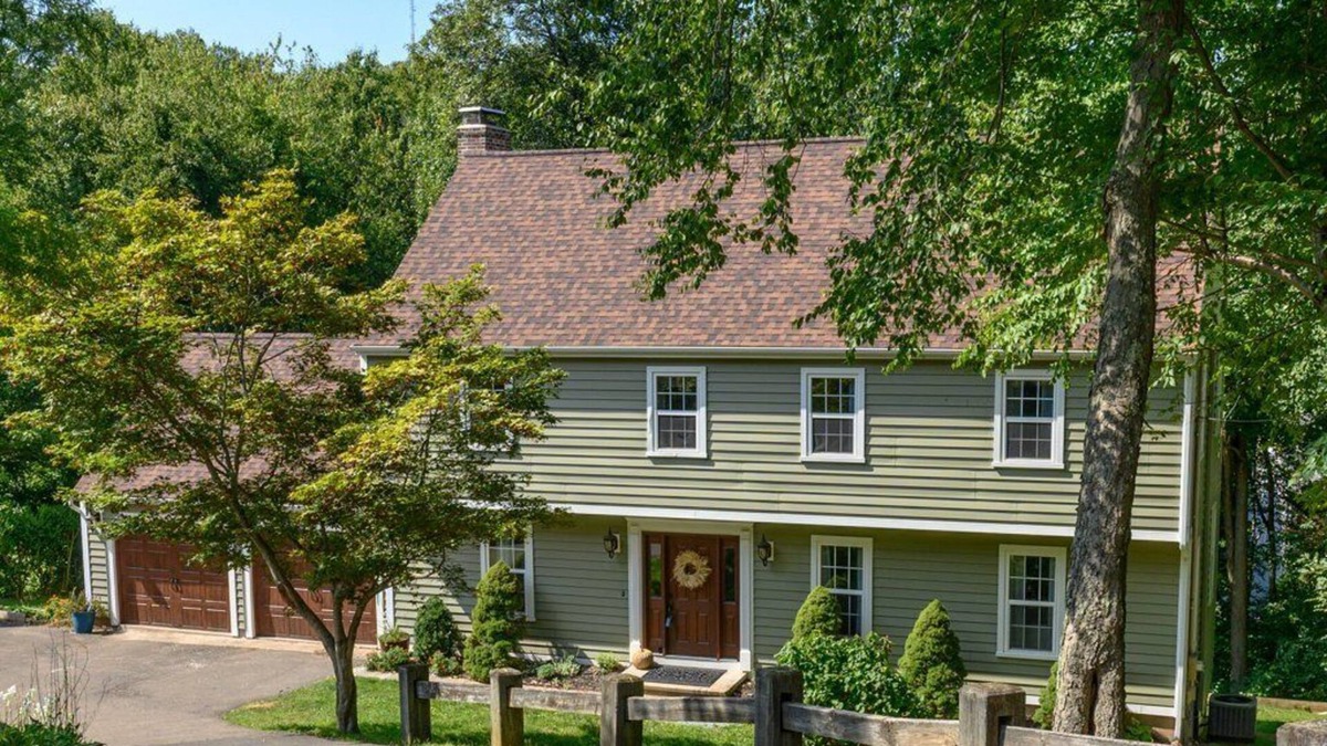 Hamden House | Gorgeous, 4 Bedroom House 5 min. to Quinnipiac and Close to Yale! Sleeps 9!