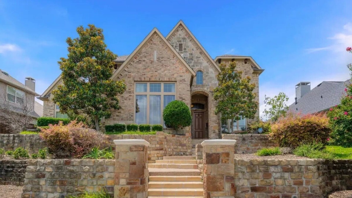 Castle Hills House | GORGEOUS 4 Bedroom with pool in Lewisville!