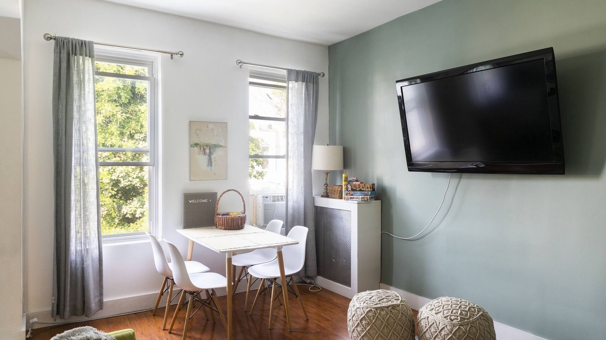 Flatbush House | Gorgeous 4 BR apt w. King bed 30 min to Manhattan