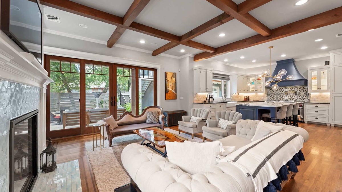 Westfield House | Gorgeous 4BD Plus Studio for 12 with Fire Pit & Near Downtown!