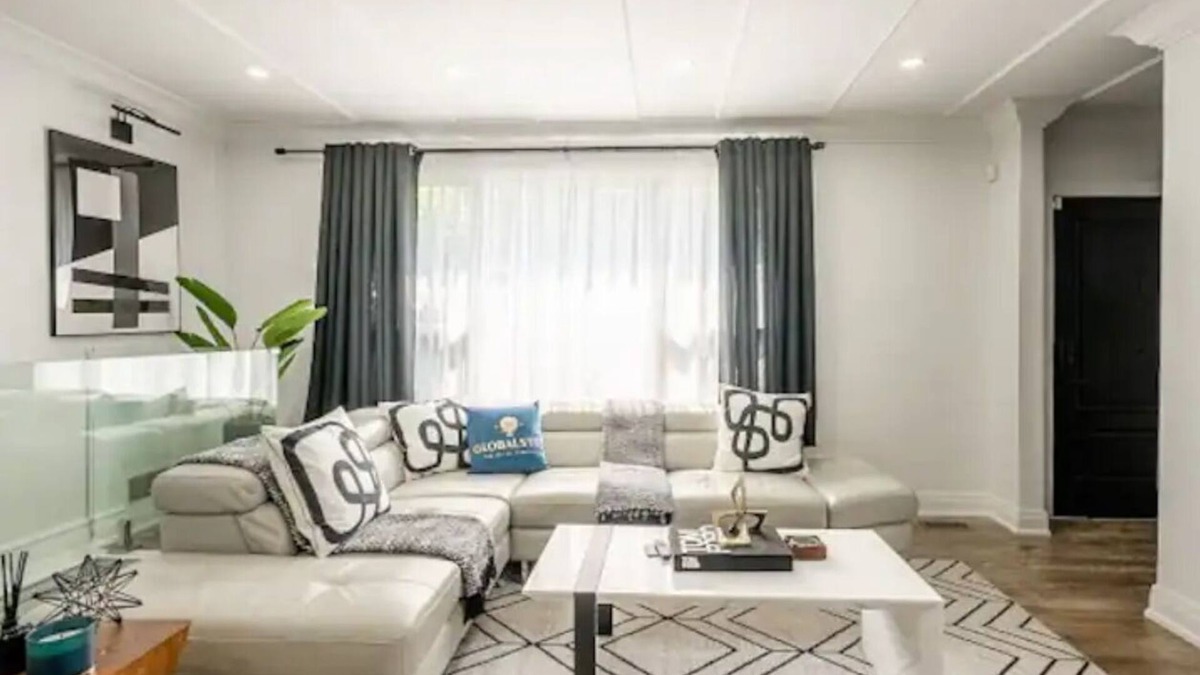 Mineola House | Gorgeous 4BR Villa with pool in a prestigious Neighborhood in Port Credit Miss