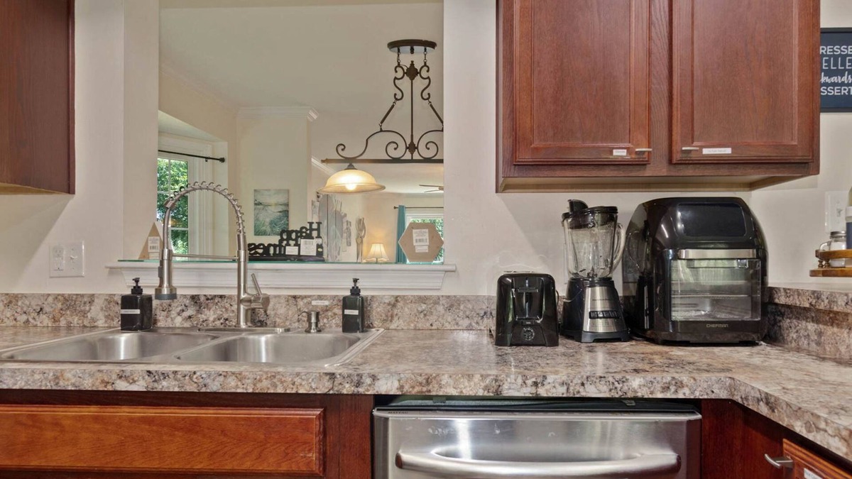 Lake Ridge House | Gorgeous 4BR w/Air Hockey/foosball Lakeridge Home