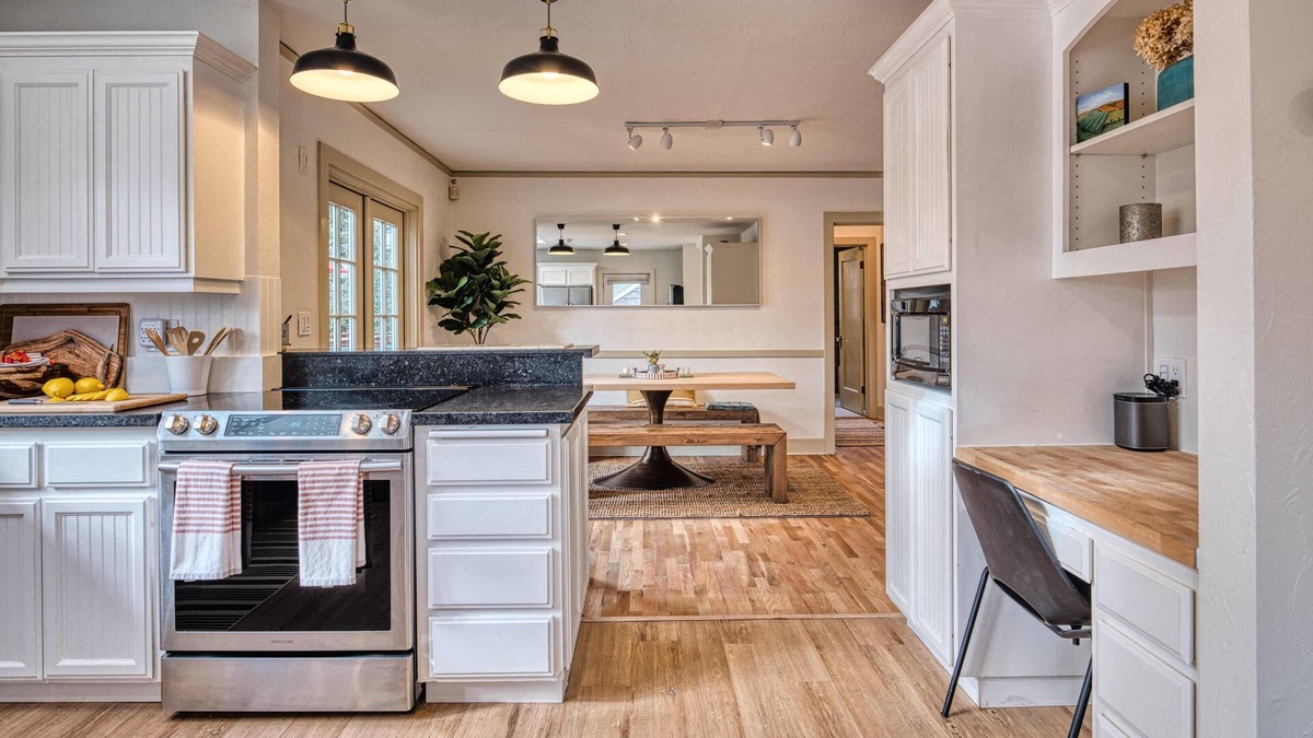 Amazon House | Gorgeous 5bd/3bath Eugene home with Hot tub! 5 minute walk to University!