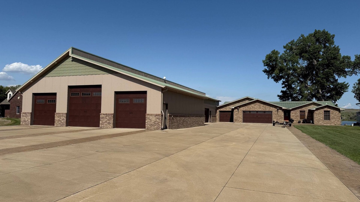 Pierre House | Gorgeous 6-bedroom, 5 bath house with magnificent view of the river in Ft Pierre