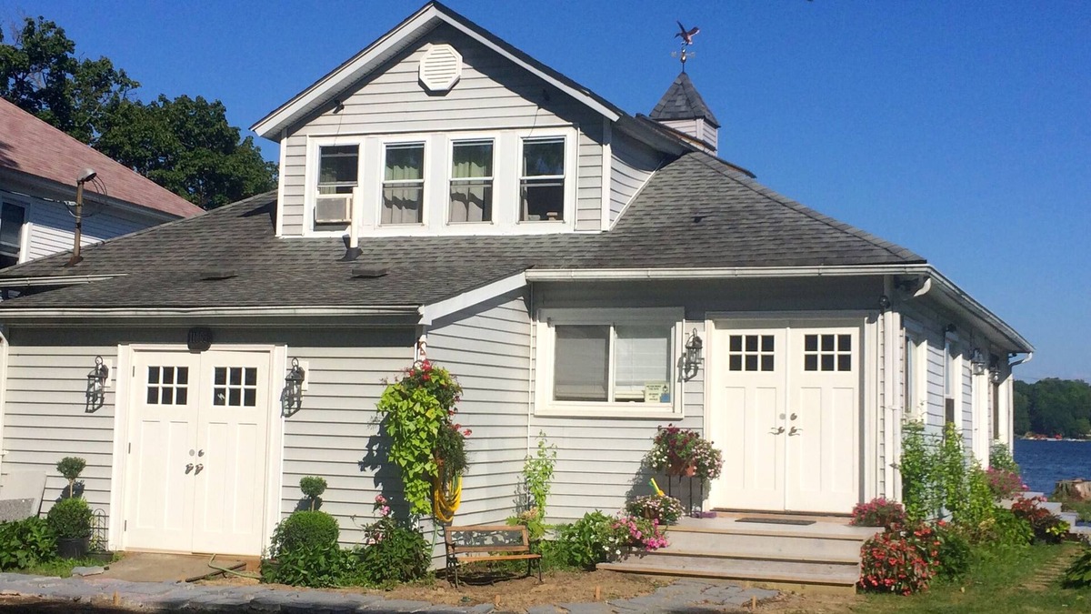 Conneaut Lakeshore Cottage | Gorgeous 6 BR lakefront