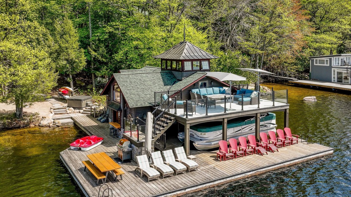 Port Carling Villa | Gorgeous 6bed 3bath cottage on Lake Muskoka! West Exposure! Beach! Hot Tub!