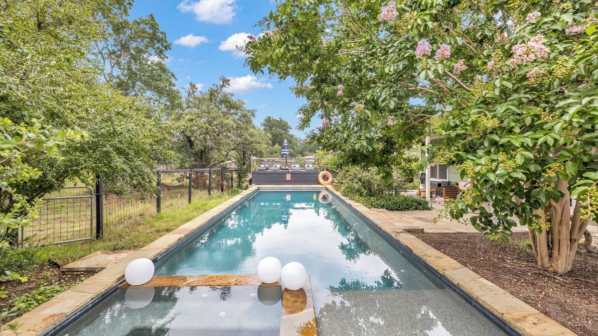 Austin Villa | Gorgeous 6br Villa in Lovely Austin wt Massive Pool & Hot Tub + Goats & Chickens