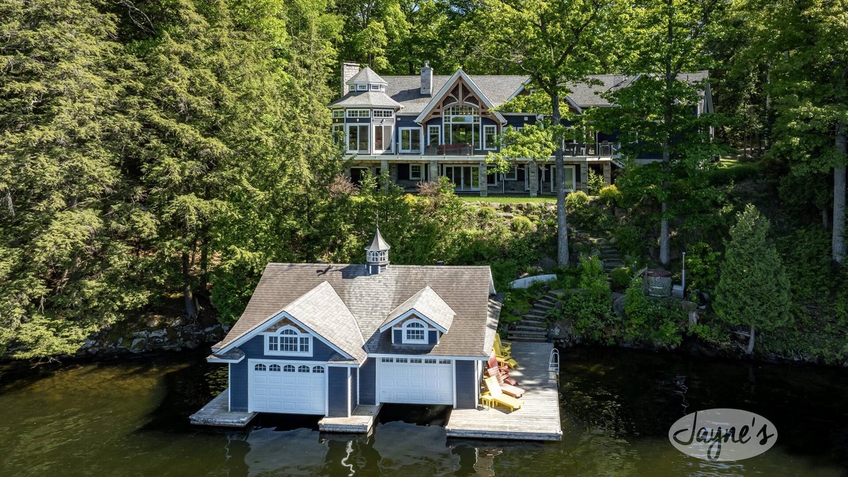 Muskoka Lakes Cottage | Gorgeous 7 Bed, 6 Bath Family Cottage on Lake Rosseau! Muskoka Room! Pool Table!