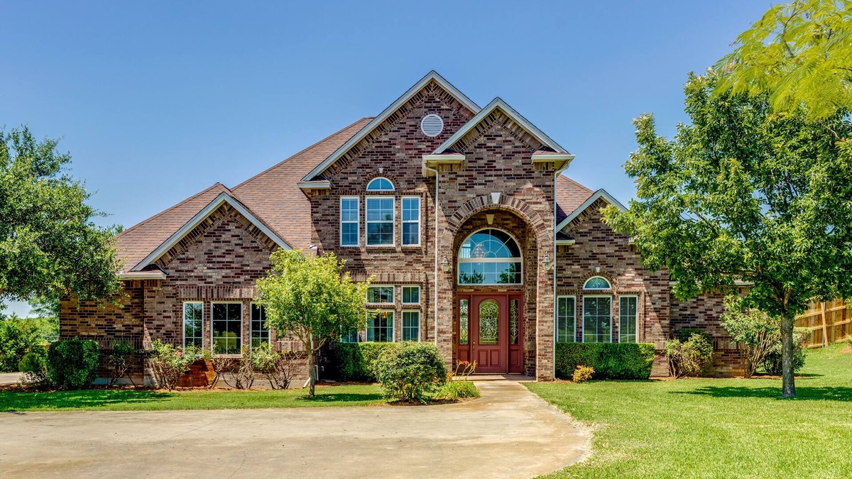 Fort Worth House | Gorgeous 8 Bedroom, 5 Bath, 6012 sq ft. huge game room and Pool on 5 acres