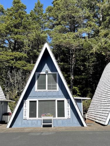 Otter Rock House | Gorgeous A-Frame by the Beach in Otter Rock, Oregon