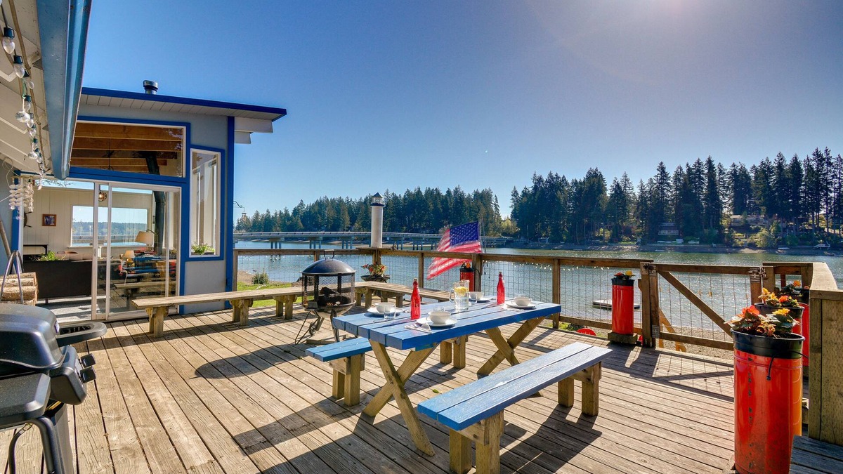 Allyn-Grapeview Cabin | Gorgeous Allyn Getaway - No-Bank Waterfront!