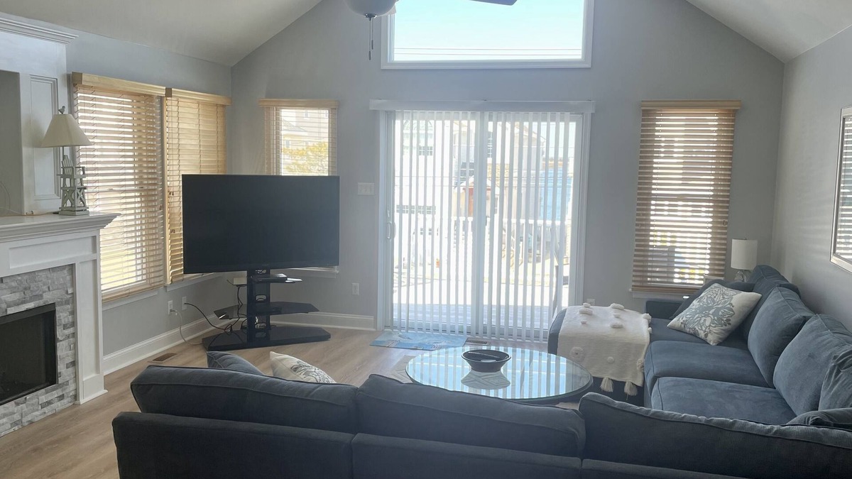 Avalon House | Gorgeous and Spacious Four Bedroom Townhouse. Great Location!