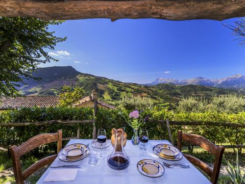 Monte San Martino House | Gorgeous Apartment with Pool near Sibillini Mountains