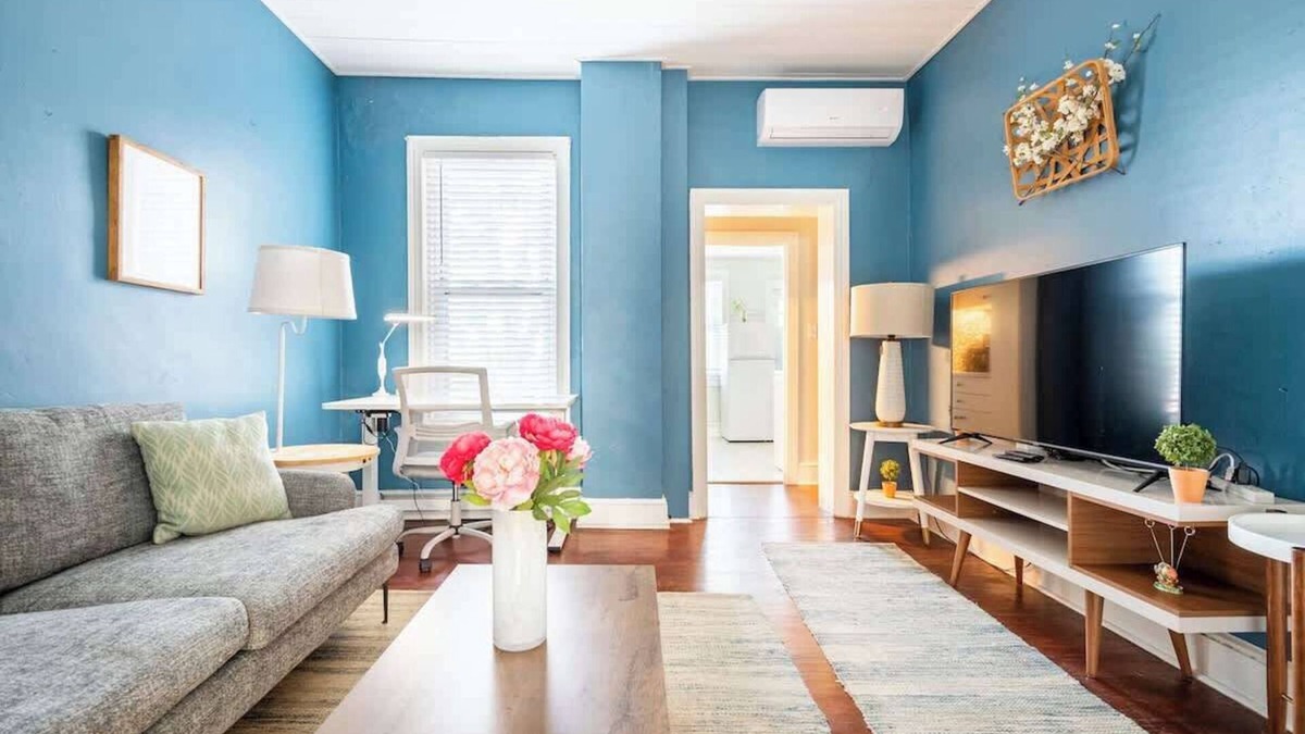Downtown Wilmington Apartment | Gorgeous APT w King Bed/full kitchen/prvt laundry