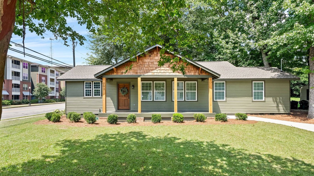 Auburn House | Gorgeous Auburn Getaway! BRAND NEW 3Bed/3Bath