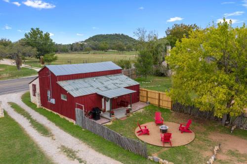 Fredericksburg House | Gorgeous Barn Cabin 10min from Main St!