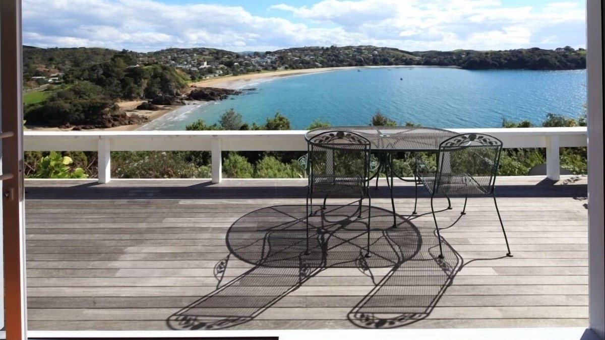 Oneroa House | Gorgeous beach house on Oneroa Bay