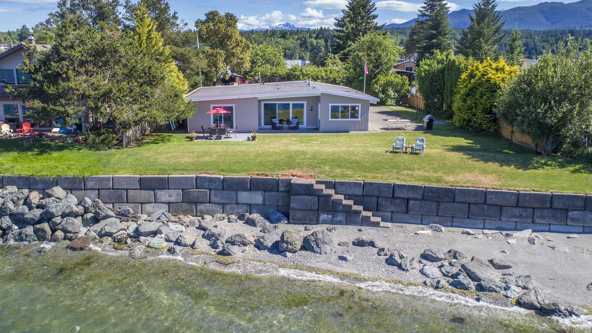 Regional District of Nanaimo House | Gorgeous Beach House on Vancouver Island
