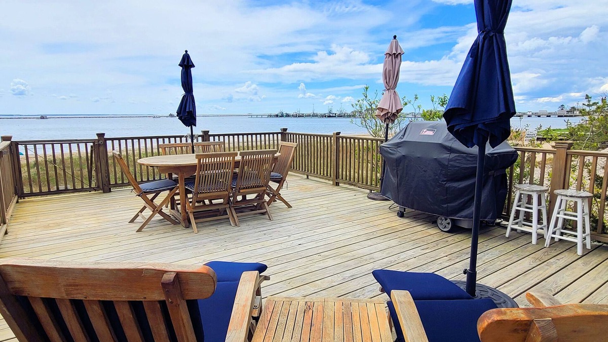 Commercial Street House | Gorgeous Beachfront Gem-Amazing Harbor Views & Sunsets, A/C, Big Deck, Parking-ASK ABOUT REFUNDS