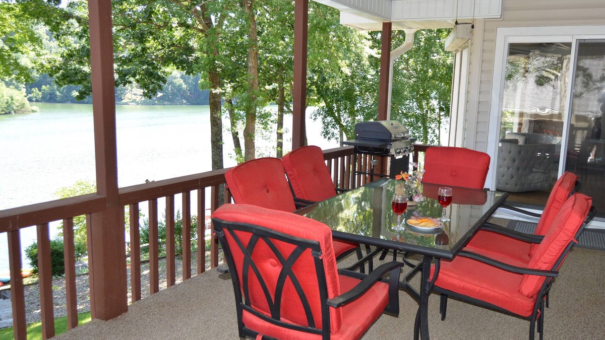 Bella Vista House | Gorgeous bluffs on Lake Ann - private dock