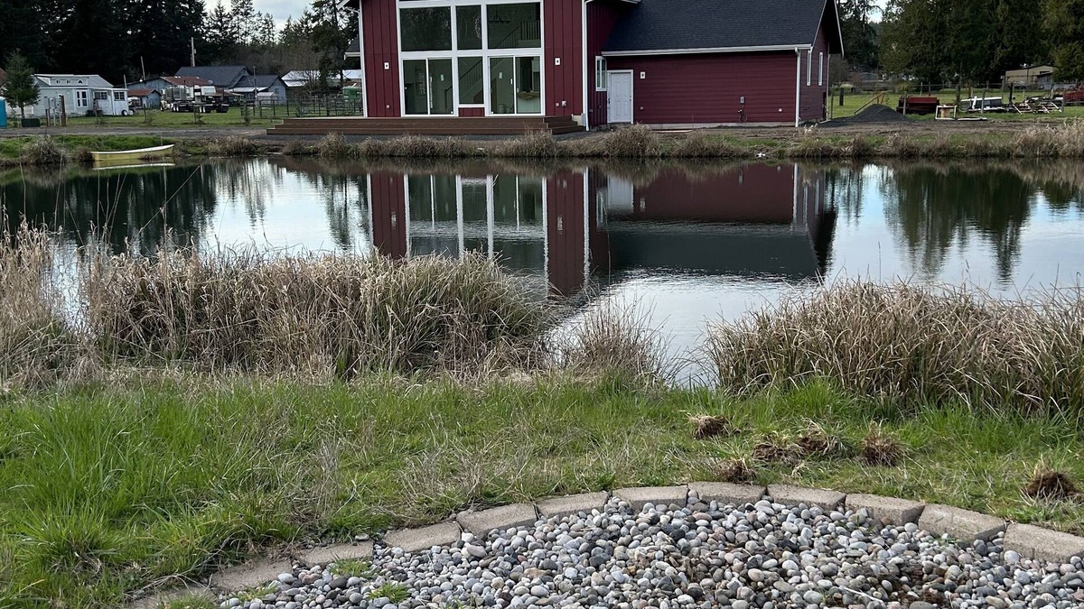 Elma House | Gorgeous cabin, secluded fishing pond, swimming, paddling. Central for Daytrips!