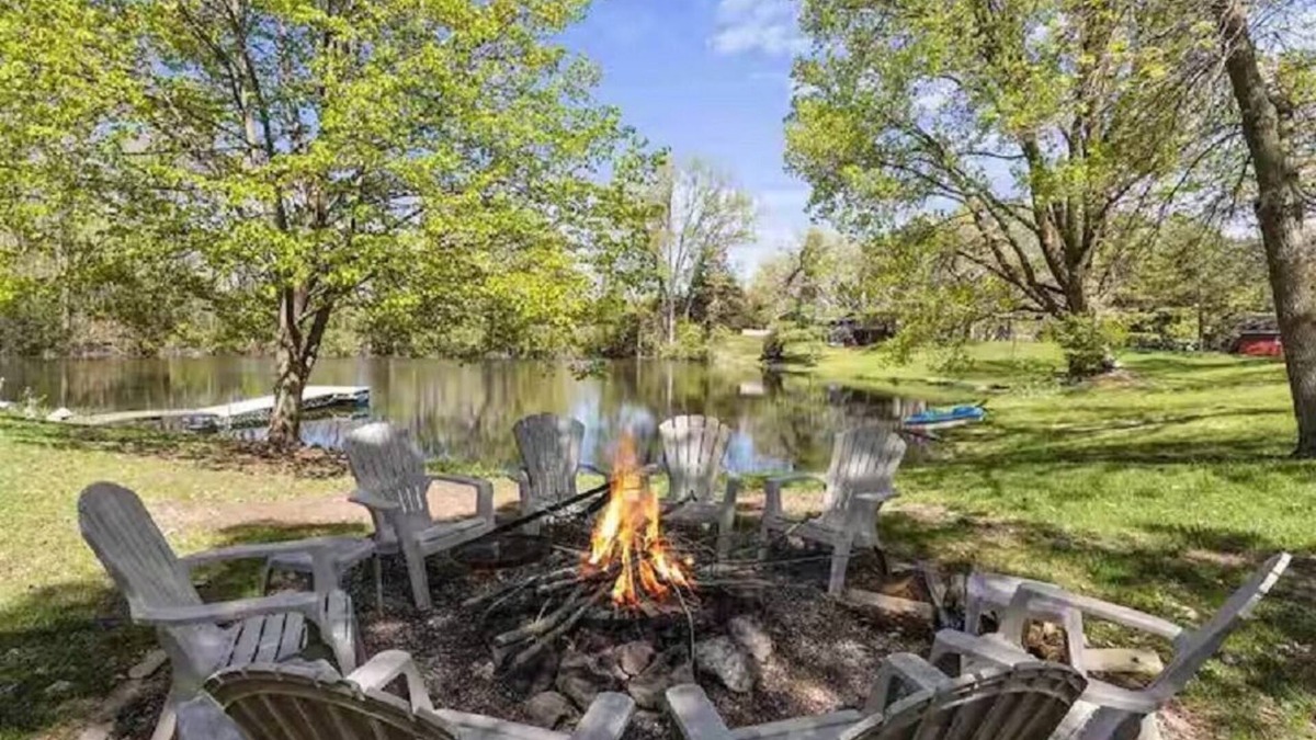 Butte Des Morts House | Gorgeous Cabin Vibes Home w/Pond! Close To Lake! 4-bedroom house in Oshkosh