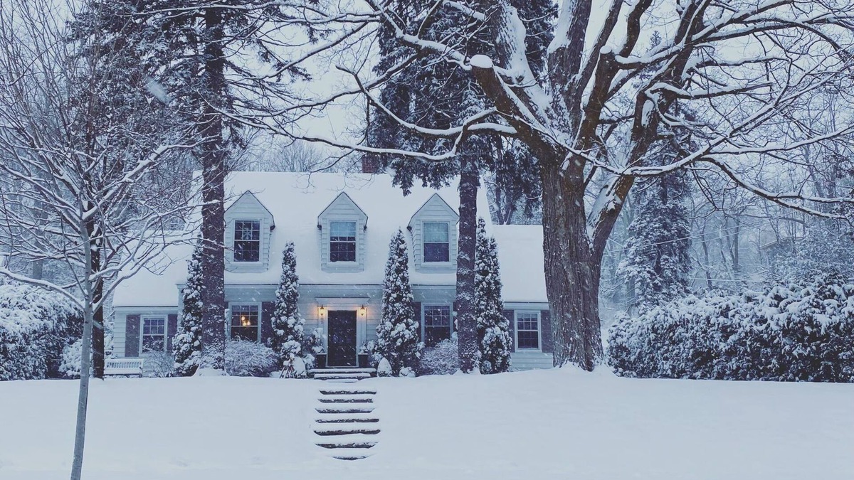 Barrie House | Gorgeous Cape Cod Home in historic North Barrie-lake views & 2 min walk to lake