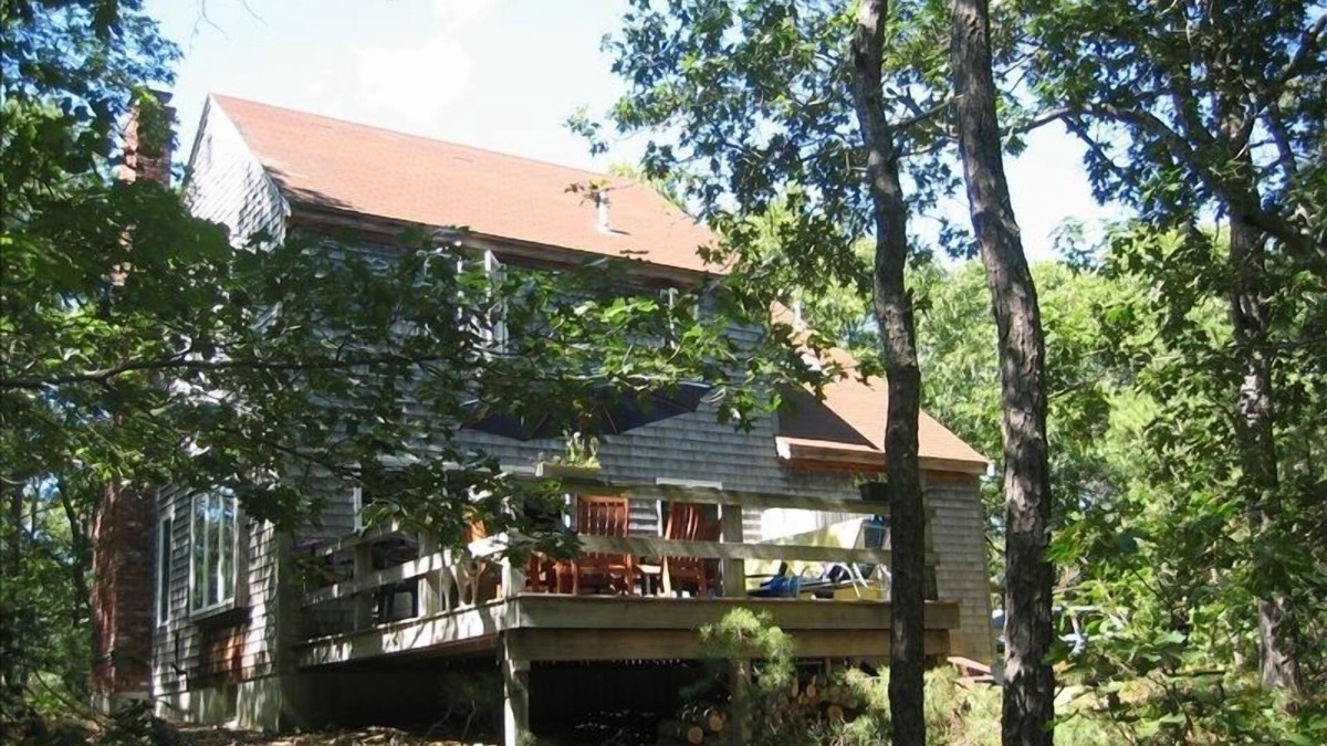 Wellfleet House | Gorgeous Cape with Deck Close to Ponds and Ocean