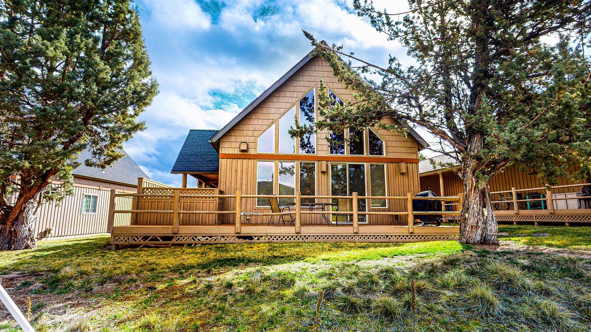 Redmond Ski Chalet | Gorgeous chalet w/private deck, fireplace, 3 pools, and gym