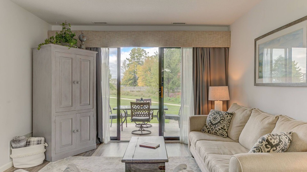 Acme Condo | 🏖️ Gorgeous Chic Beach Front Condo ➠ 5593