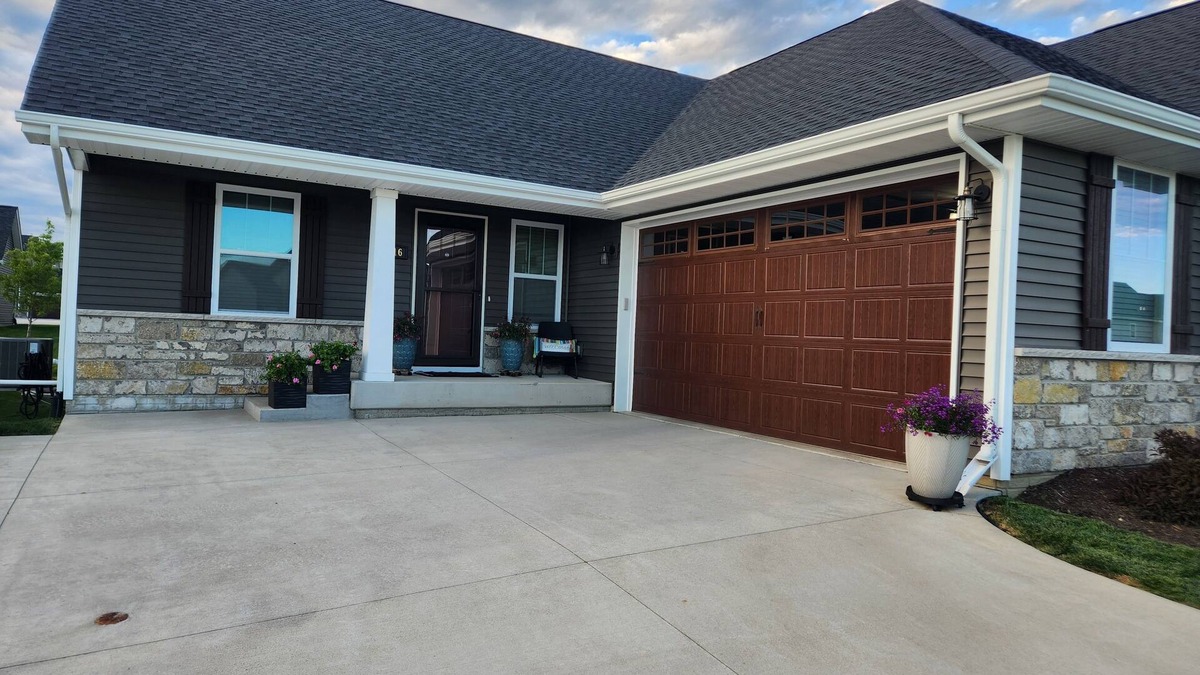 Bettendorf Condo | Gorgeous, clean, newer Condo , 5 bedrooms! 1 mile from Bettplex.