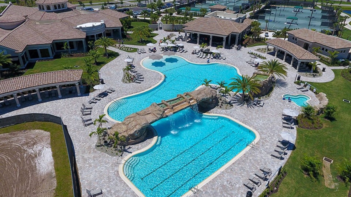 Lakewood Ranch Condo | Gorgeous Condo decorated by local designer with chick coastal furnishing.