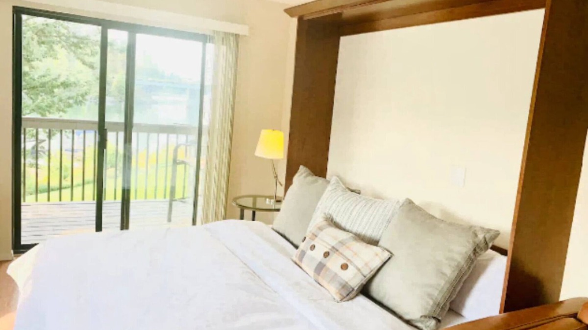 Bigfork Apartment | Gorgeous Condo on Flathead Lake with a Spa Tub!