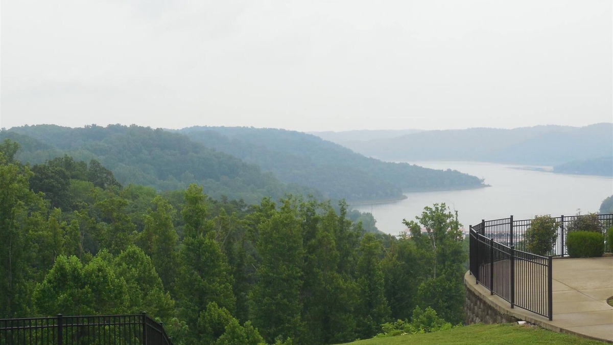 Lancaster Condo | Gorgeous Condo with view overlooking Center Hill Lake