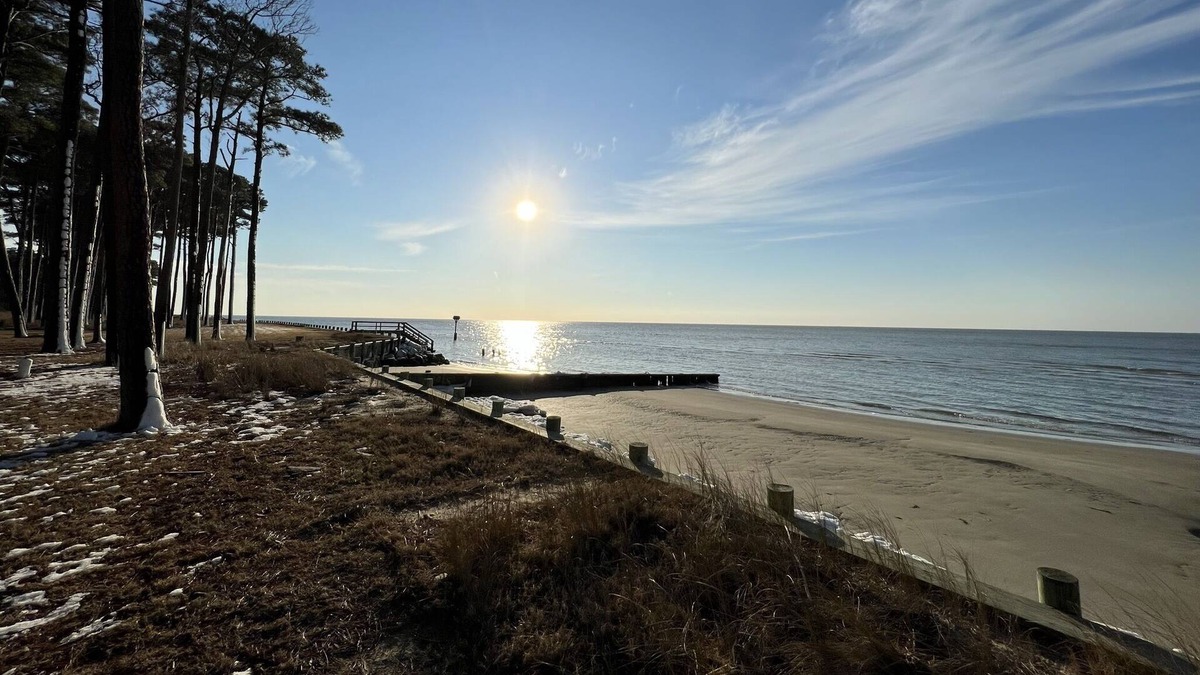 Jamesville House | Gorgeous contemporary bay front home. Huge yard and private beach!
