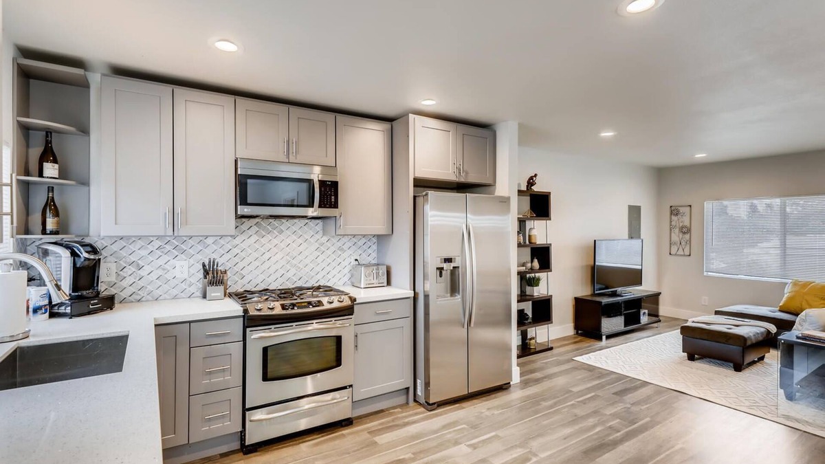 Tukwila House | ♫ Gorgeous, Contemporary ♦ 4 BDRM /2 BATH Home ✨