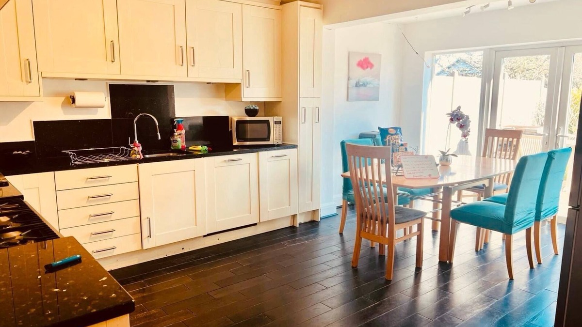 Ashford House | Gorgeous Cosy home 2 Miles from Heathrow Airport