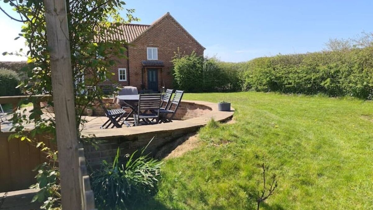 Dereham Cottage | Gorgeous cottage Brisley, 3 bed garden village pub & walks